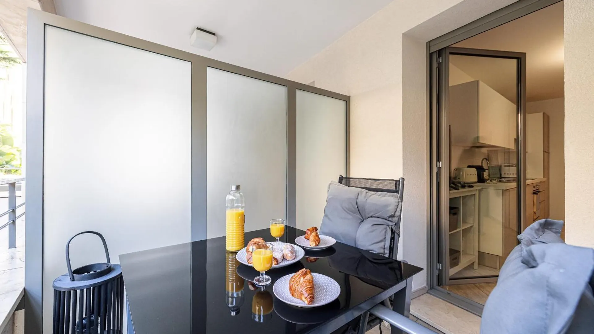 Studio Centre Terrasse Climatisation 50m plage Menton Appartement