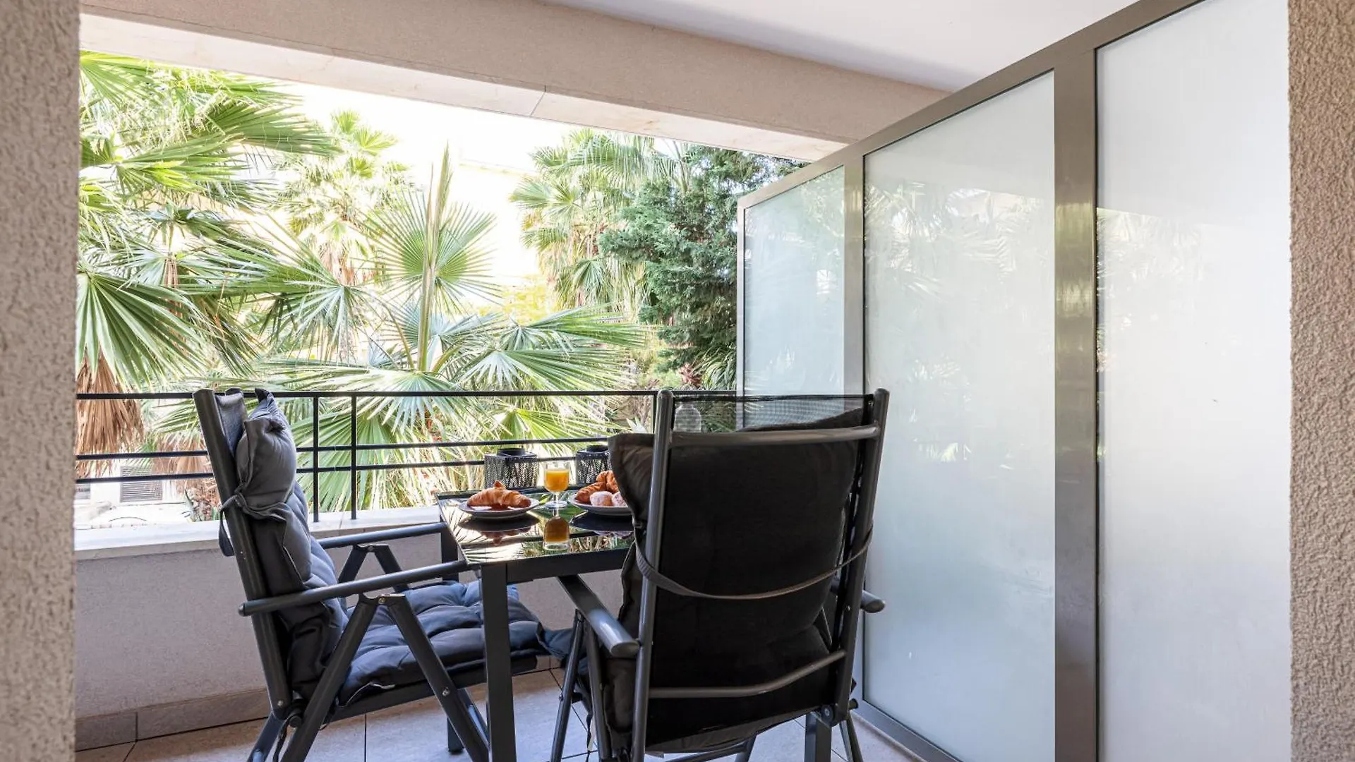 Appartement Studio Centre Terrasse Climatisation 50m plage Menton France