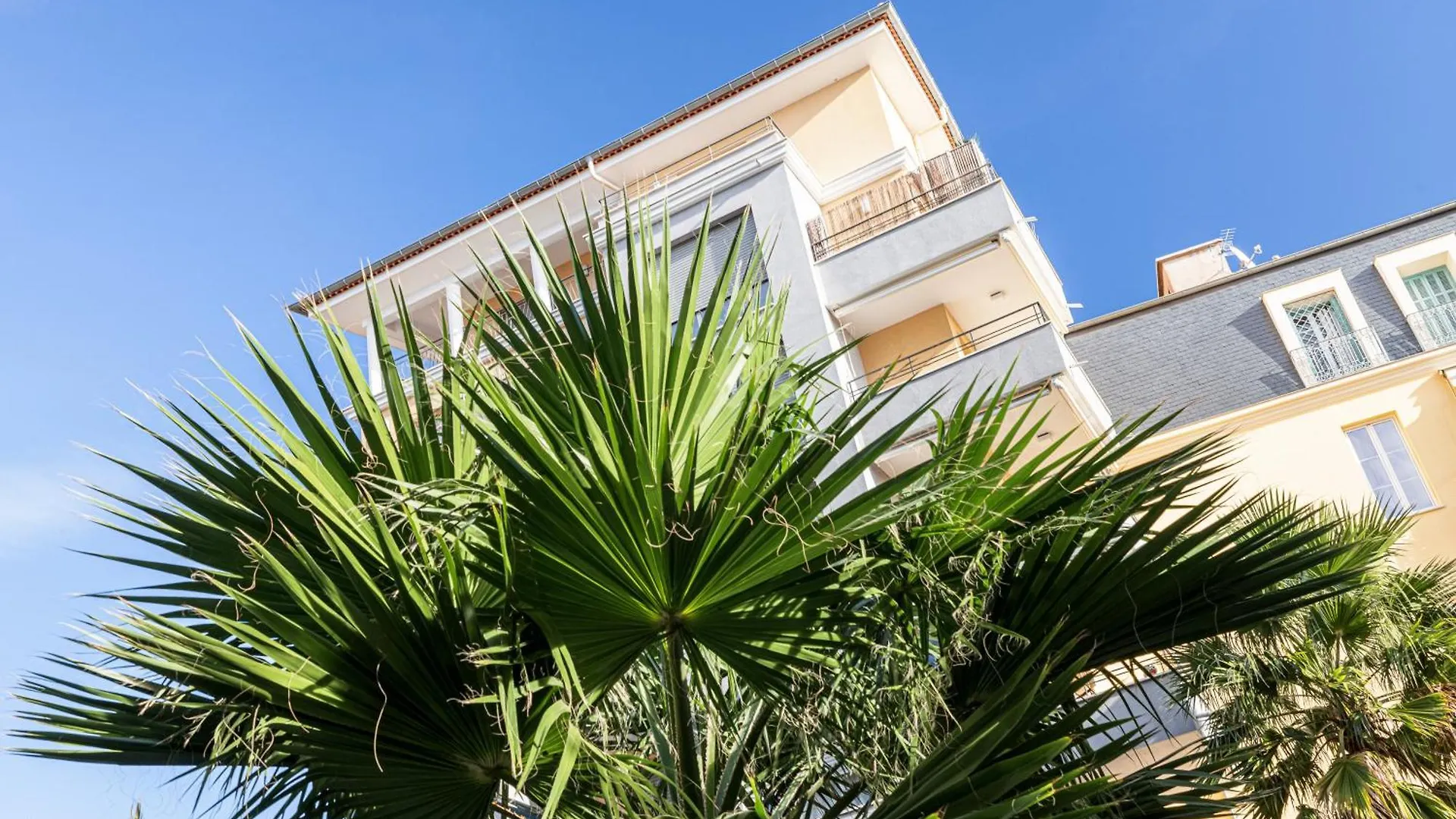 Studio Centre Terrasse Climatisation 50m plage Menton