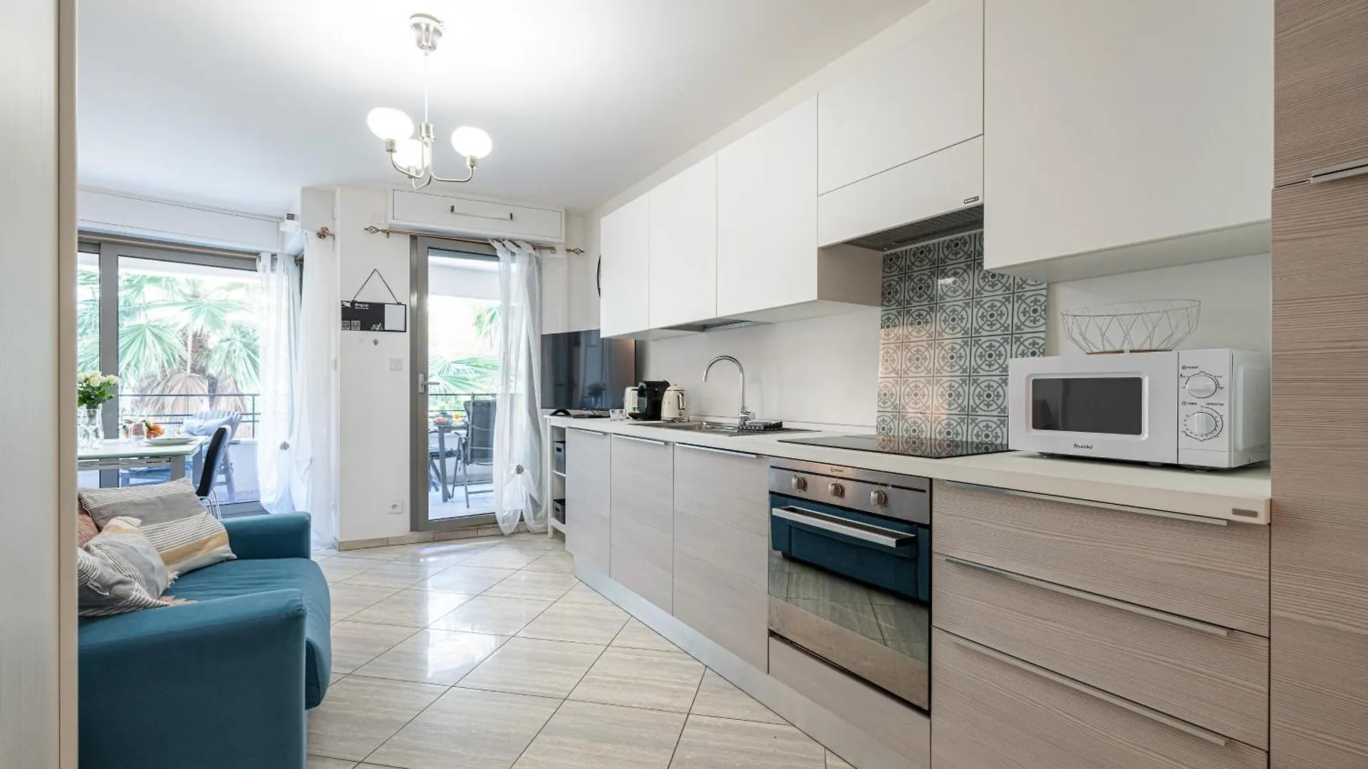Studio Centre Terrasse Climatisation 50m plage Menton 0*,  France