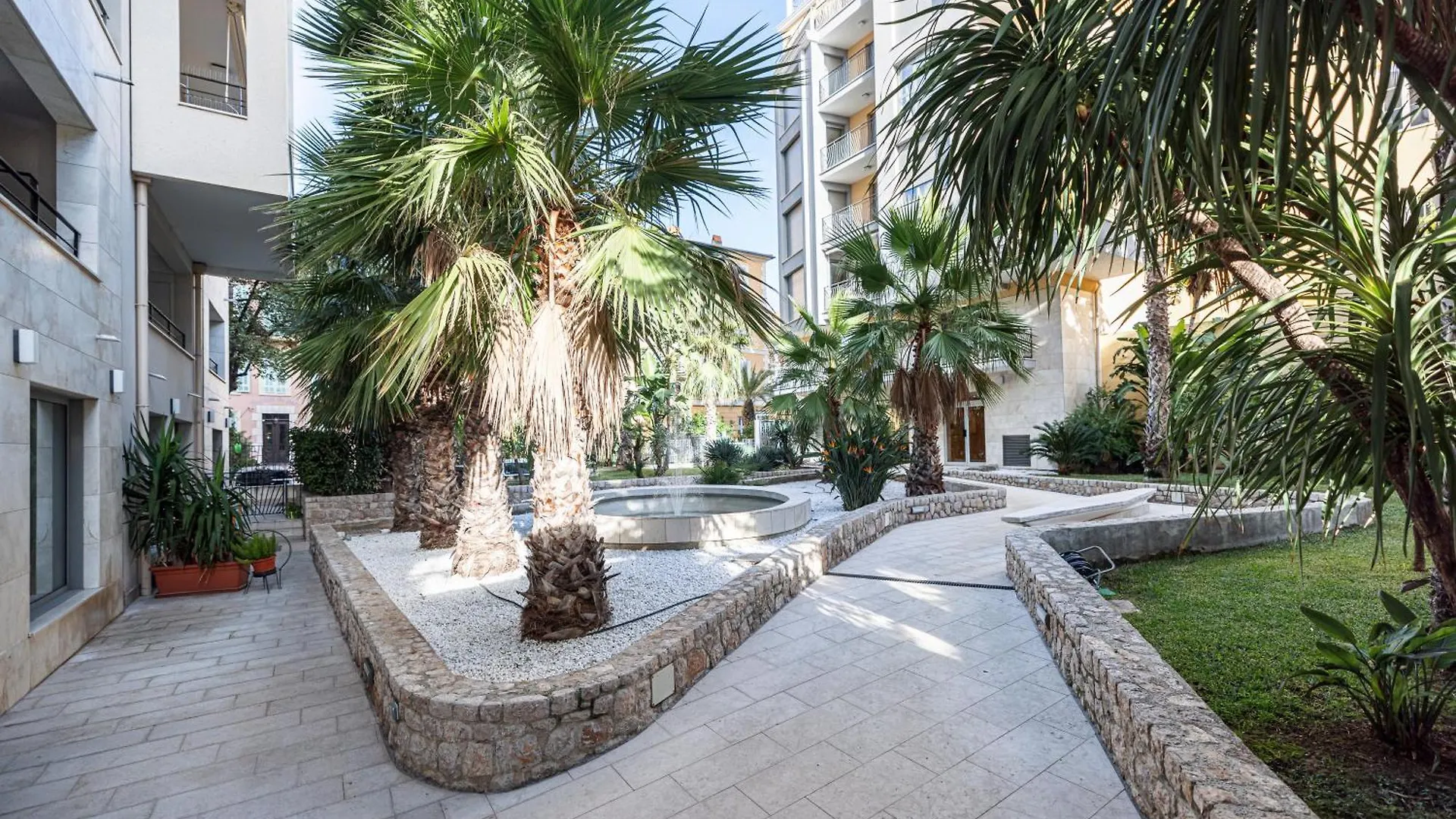 Studio Centre Terrasse Climatisation 50m plage Menton
